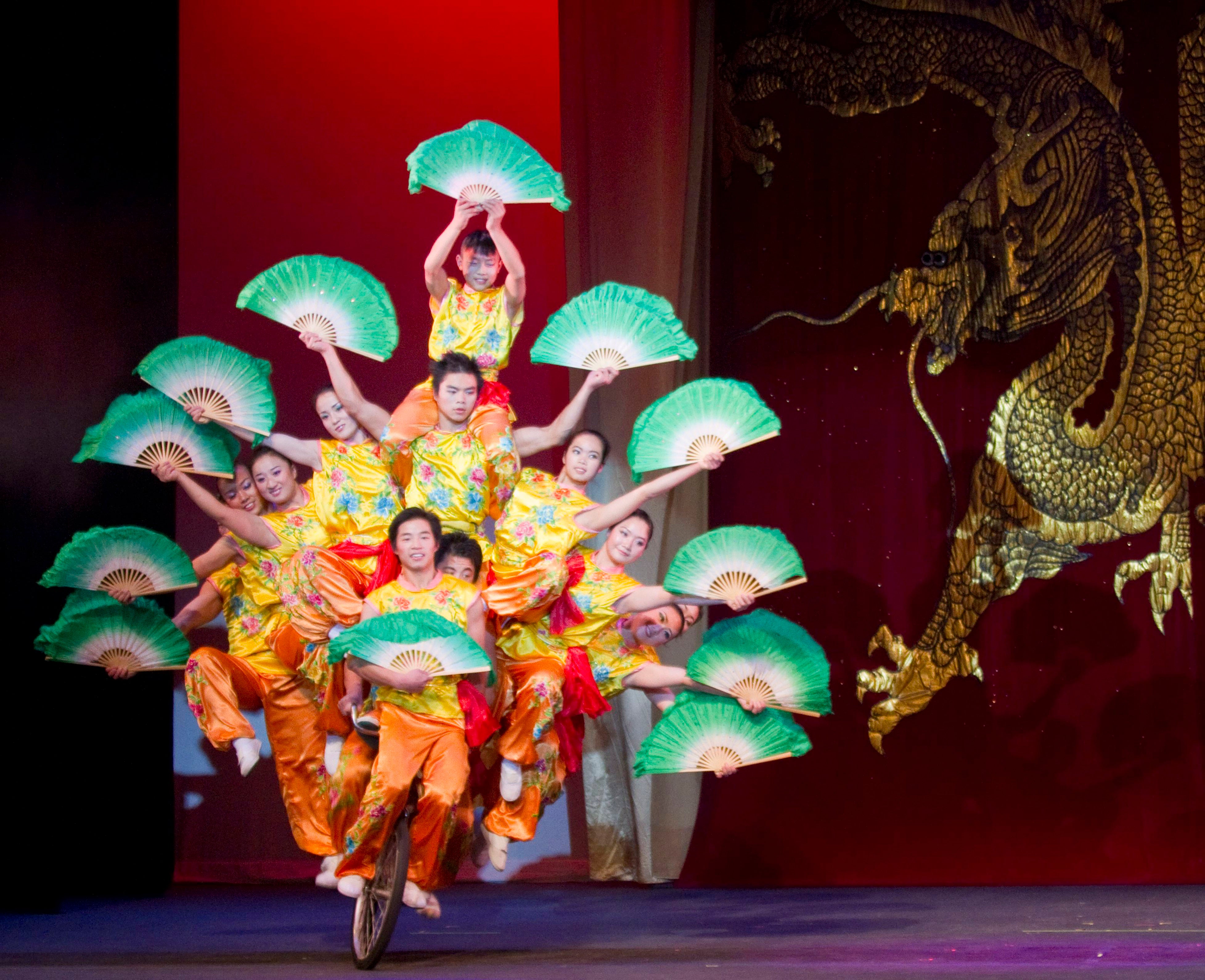 Peking_Acrobats_pc_Tom_Meinhold_Photography_1_300dpi (2).jpg